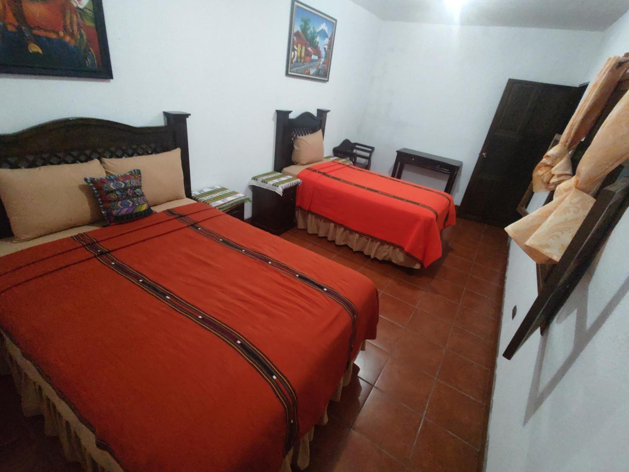 Francisco'S Rest House Hotel Antigua Room photo